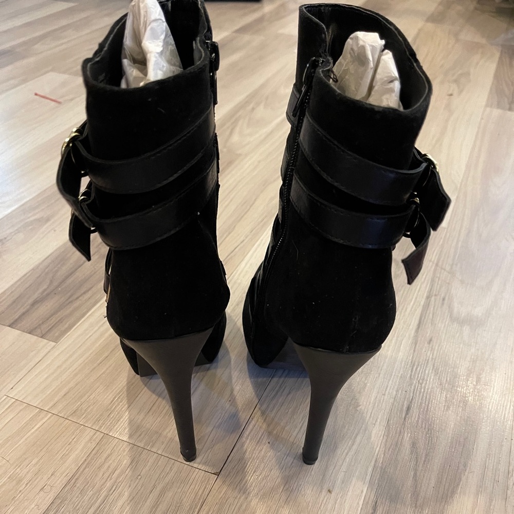 Black ankle heeled boots - Picture 3 of 4